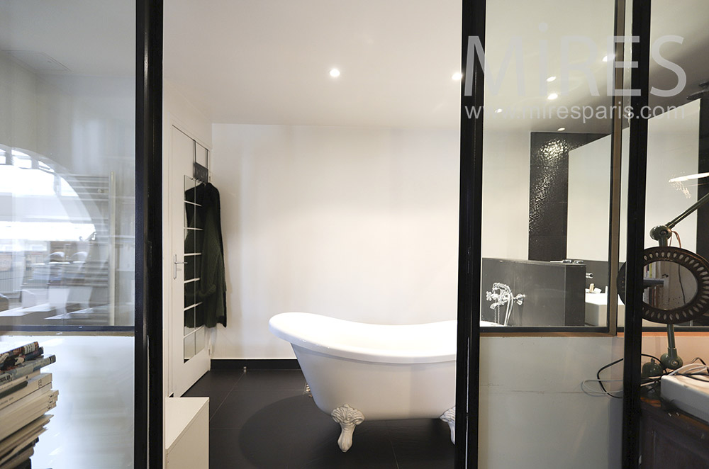 Black and white shower bath. C0272
