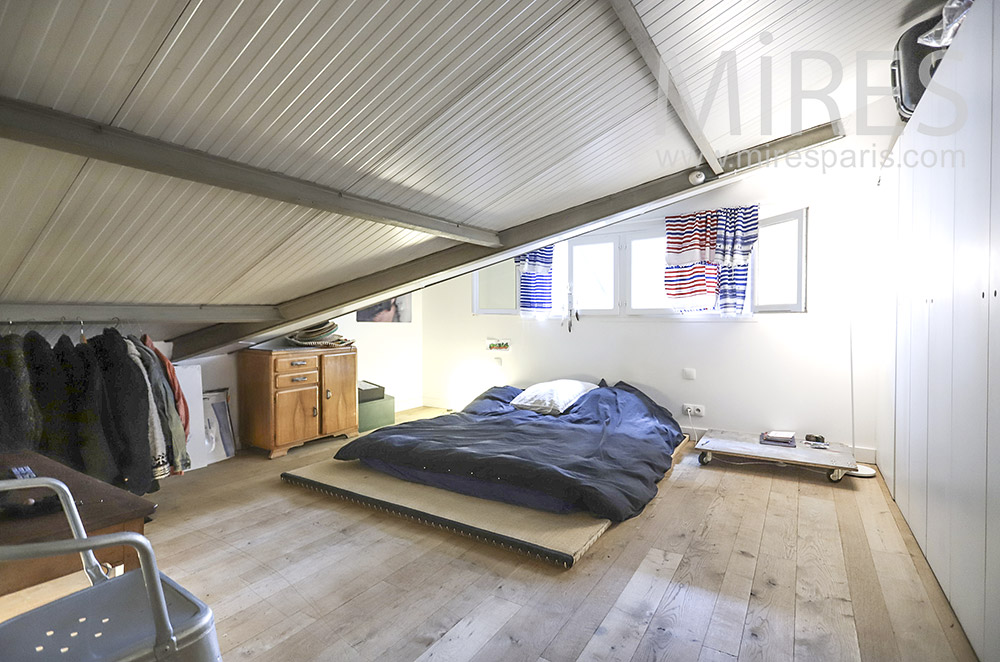 Chambre mansardée. C0272