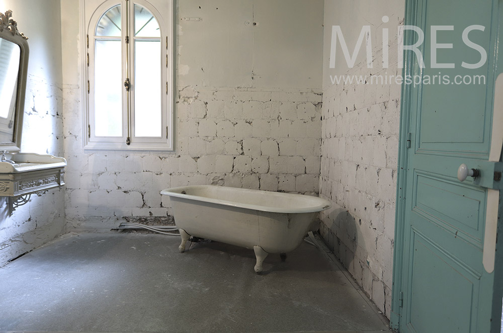 Old baths in restoration. c0963