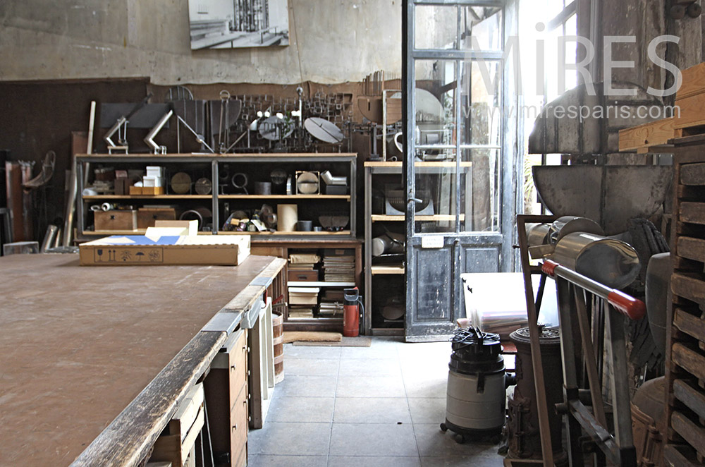 Sculptor workshop. C1171