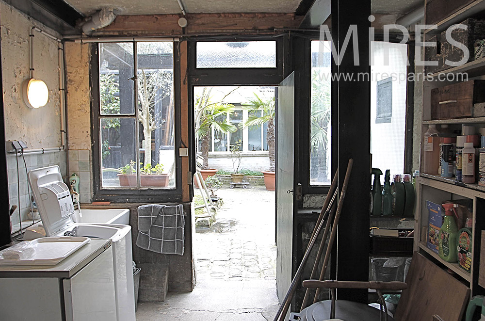 C1171 – Laundry room on courtyard