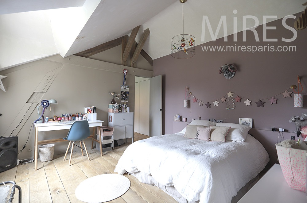 Girl’s room. C1410