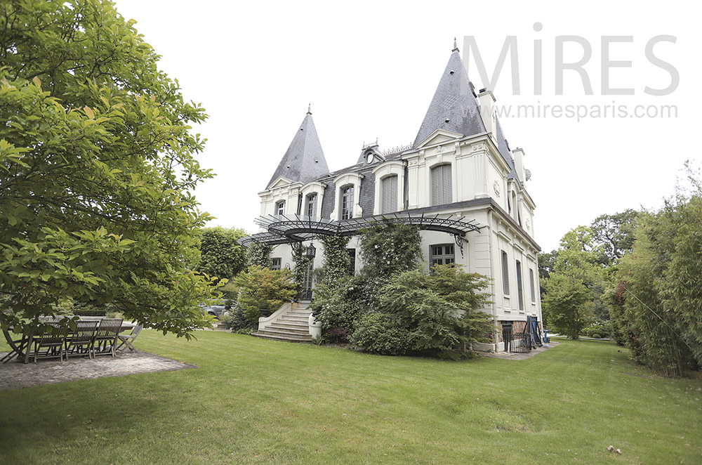 C0202 – Belle maison bourgeoise avec piscine