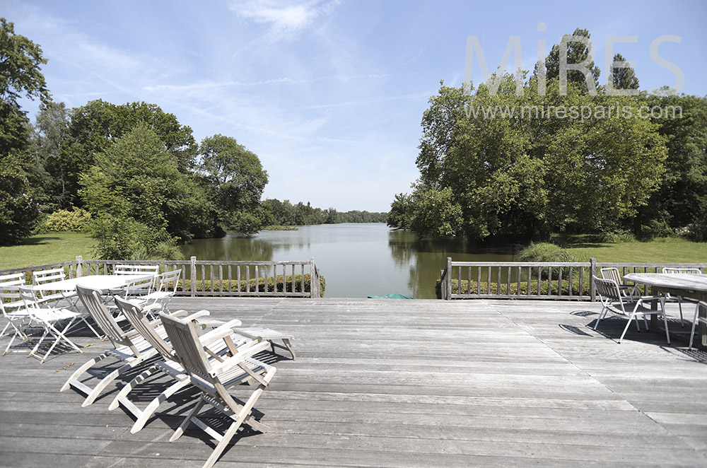 Grande terrasse bois au bord de l’eau. C0296