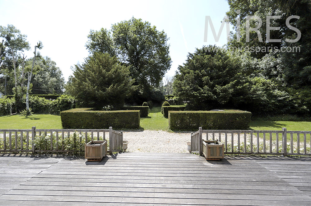 Wood terrasse and shrubs trimmed. c0296