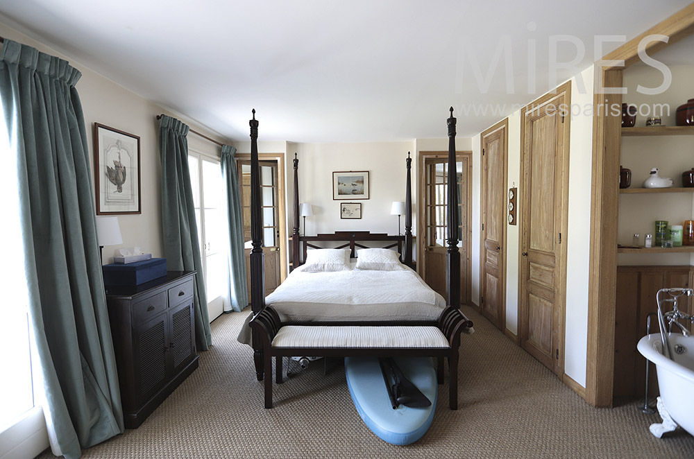Room with bath. c0296