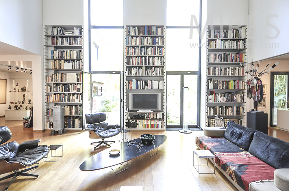 Modern living room on garden. c0402