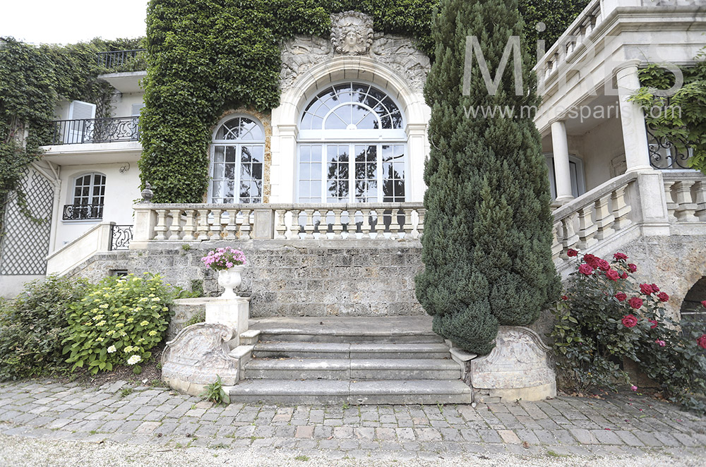 C1604 – Carved entrance and ivy