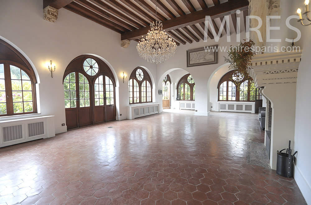 Salle de bal blanche, tomettes rouges. C1604