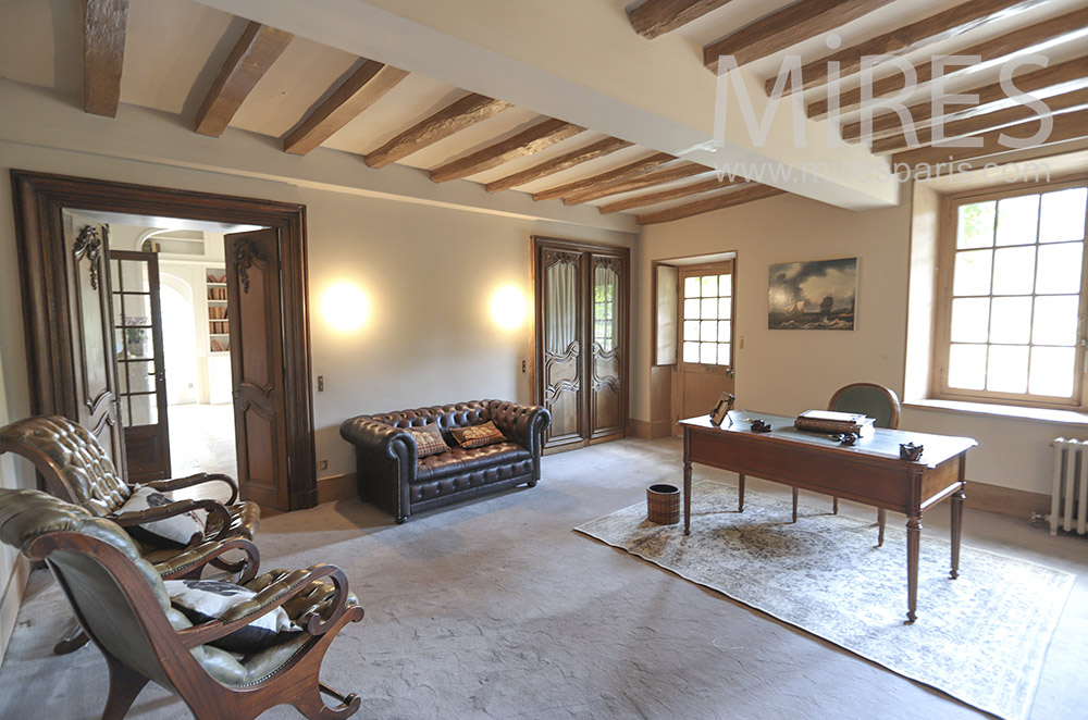 C1604 – Classic office, old beams