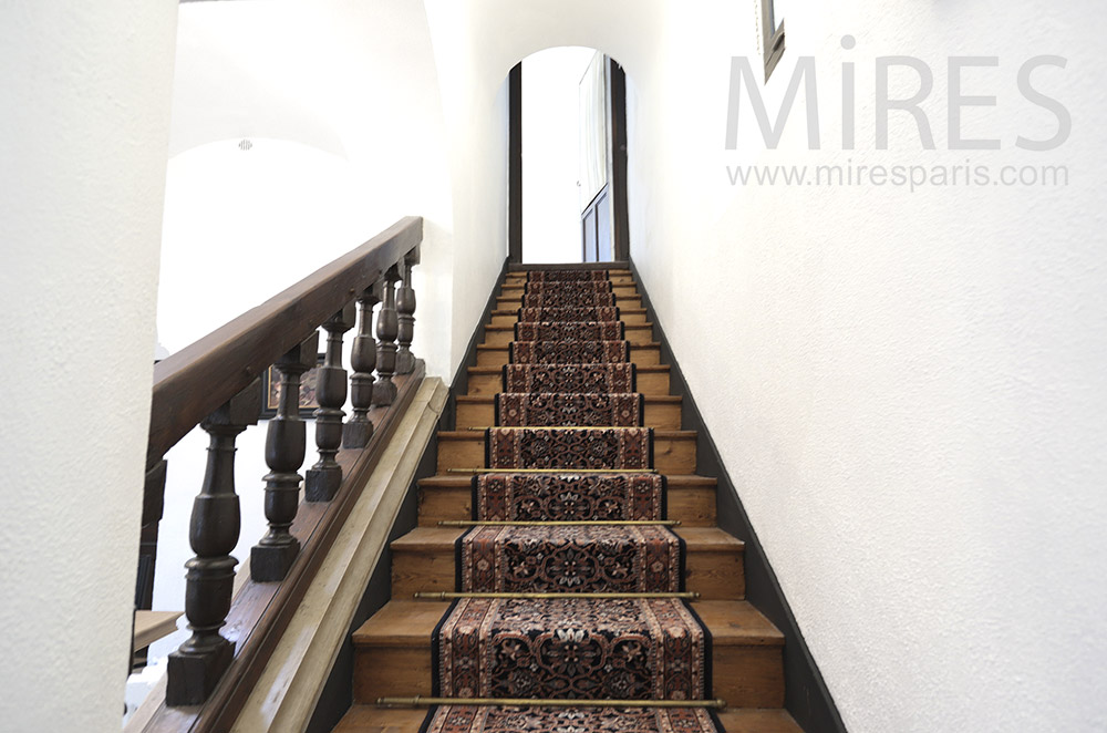 Escalier blanc à tapis. C1604