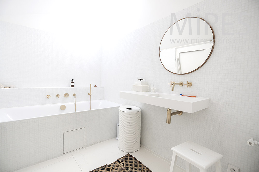 C1725 – White baths, golden taps