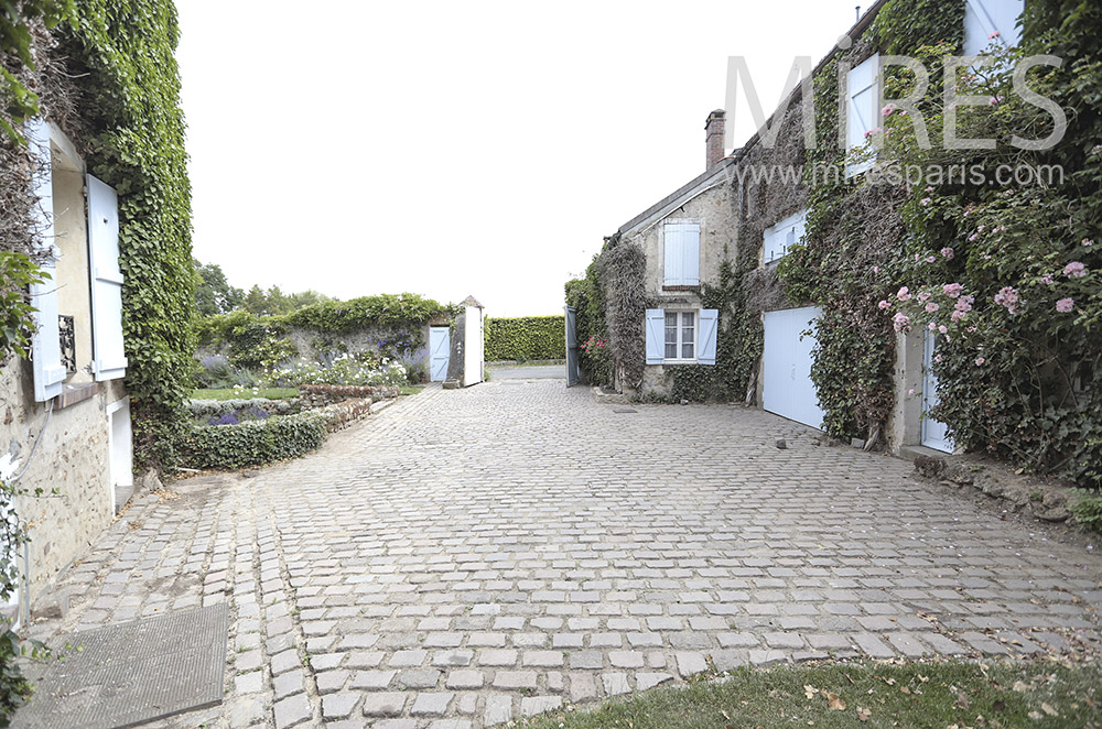 C1729 – Paved courtyard