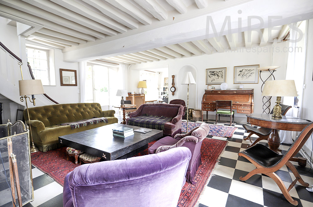 C1729 – Living room, beam and checkerboard floor