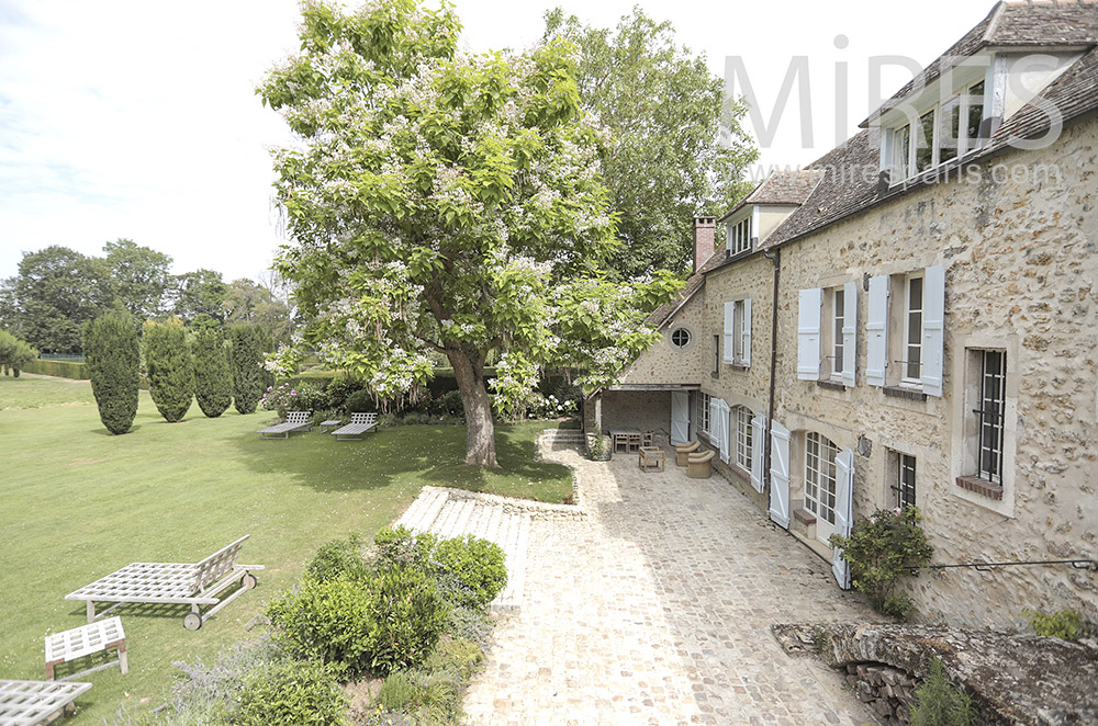 C1729 – Stone terrace at the edge of the park