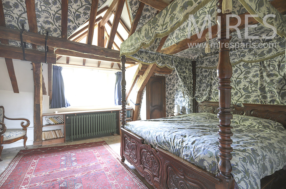 C1729 – Vintage four-poster room