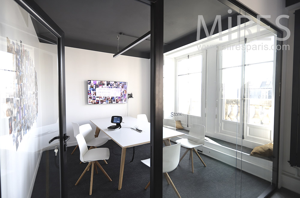 C1730 – Bureau blanc, moquette noire