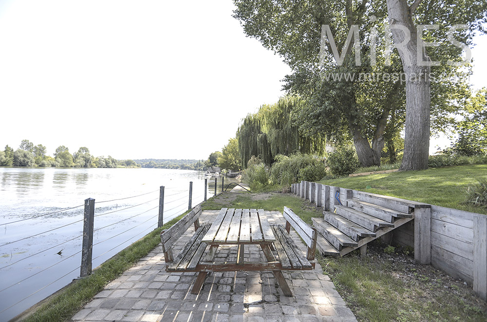 C0815 – Terrasse au bord de l’eau