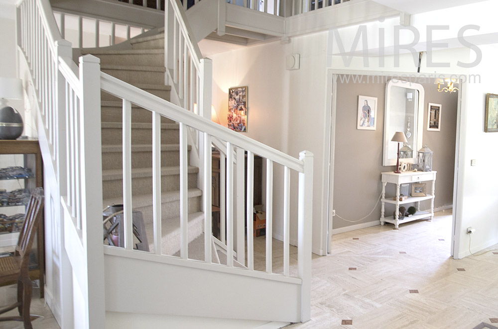 Escalier bois blanc. C1735