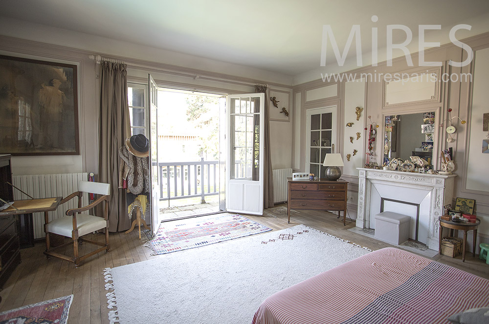 C1736 – Large room with balcony on garden