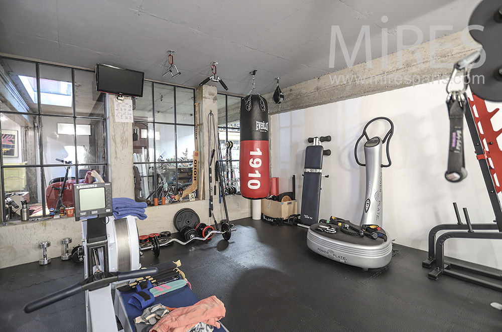 Gym in the cellar. C0019