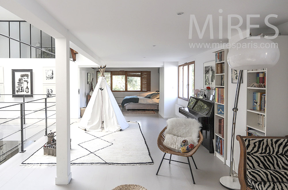 C1458 – White tipi and black piano