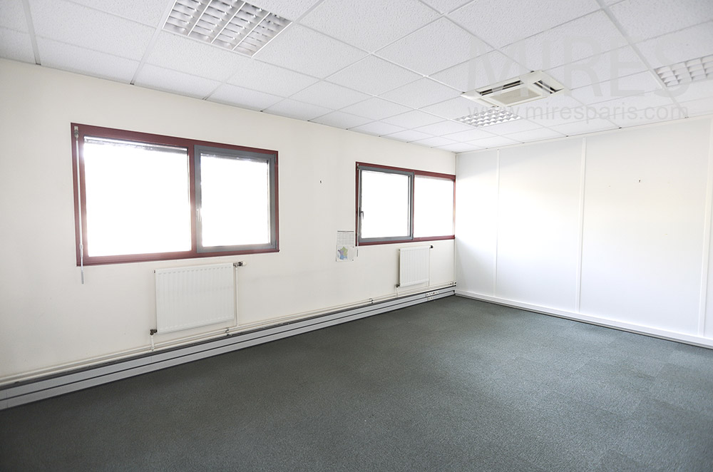 Bureaux blanc et vert. C1744