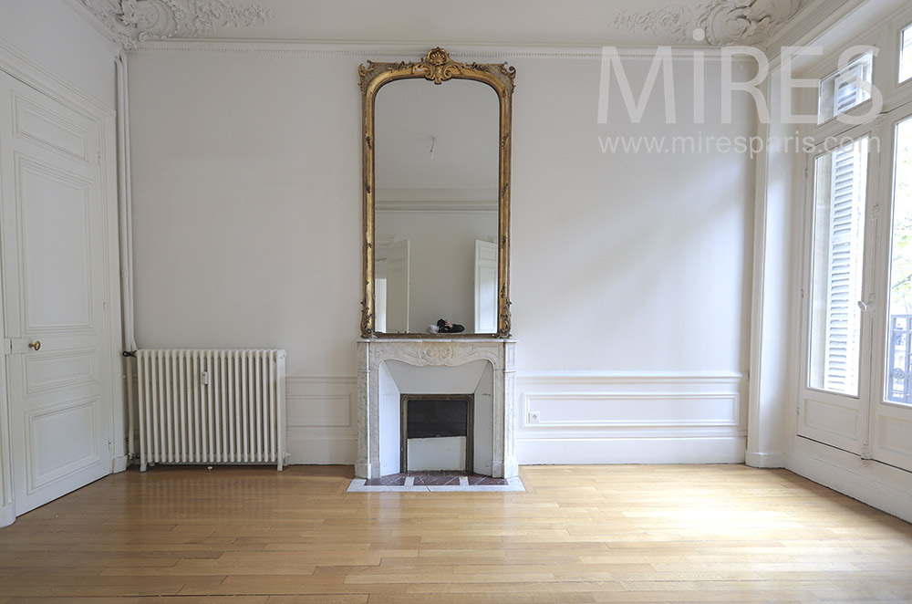 Large empty room. C1746