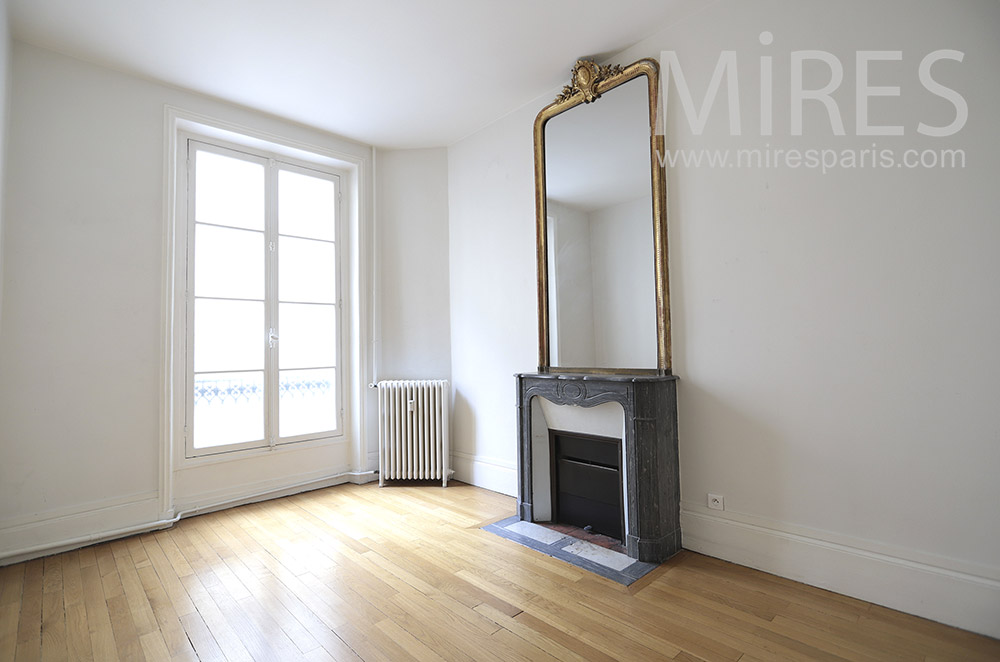 Renovated room, parquet floor, fireplace. C1746