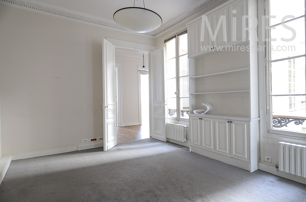 White room, gray carpet. C1748