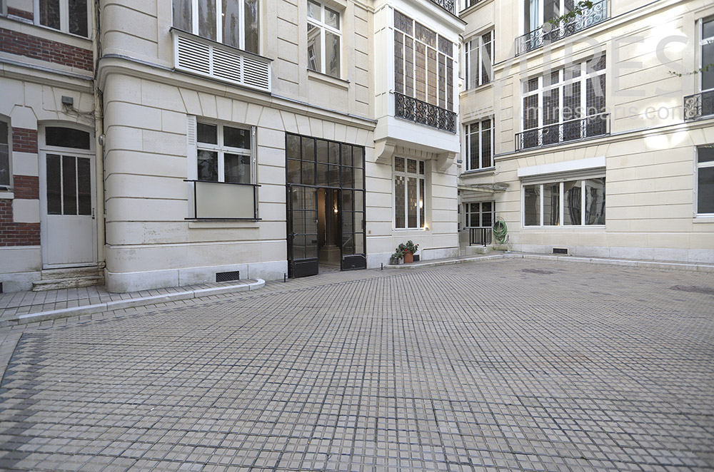 Cour pavée. C1751