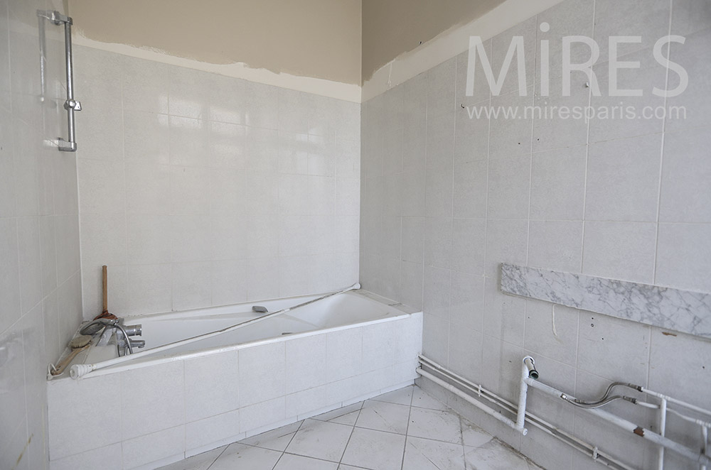 White bathtub. C1751