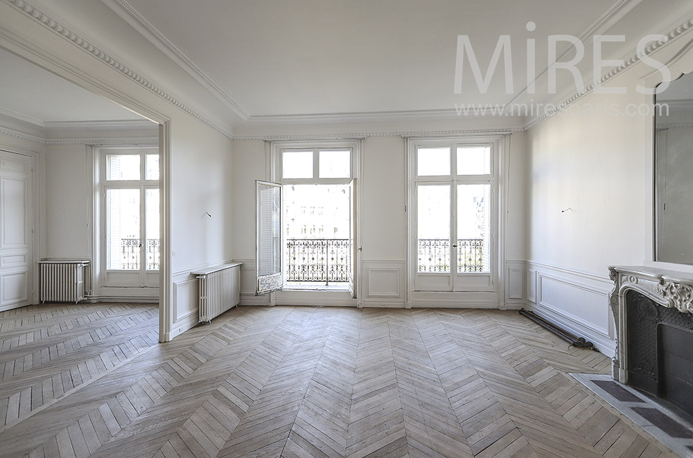 Large white living room and new parquet. C1754