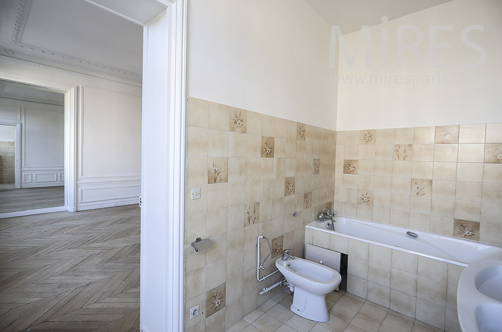Bathroom open on living room. C1754
