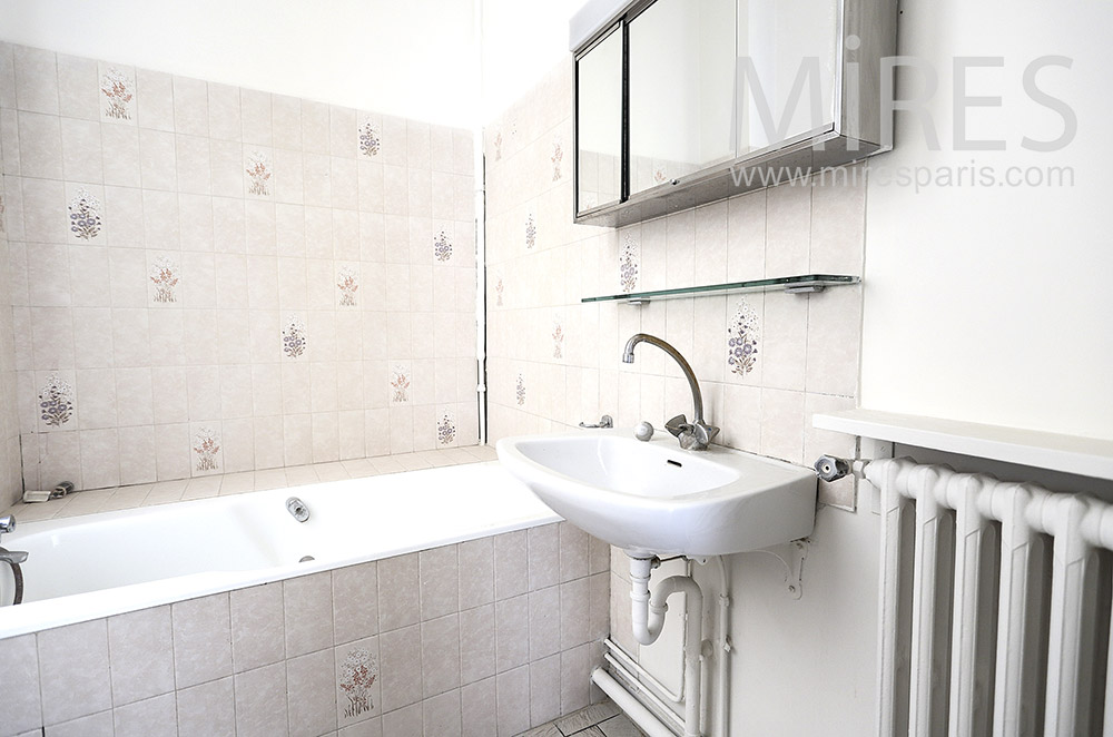 Simple bathroom. C1754