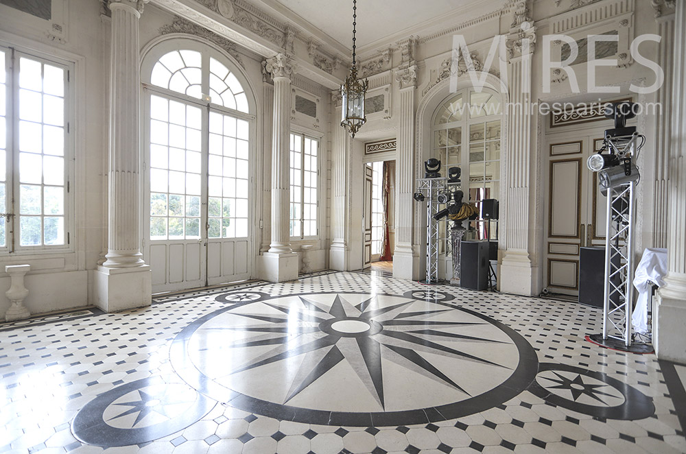 C0205 – Grand vestibule, colonne et marbre