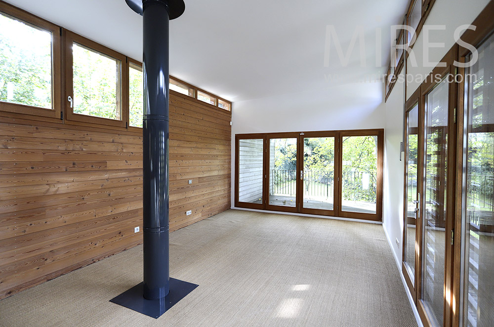 Chambre vide avec balcon. C0300