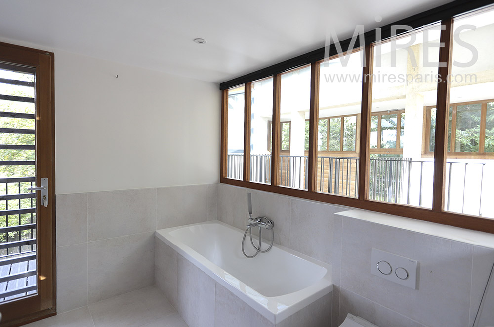 Salle de bains lumineuse. C0300