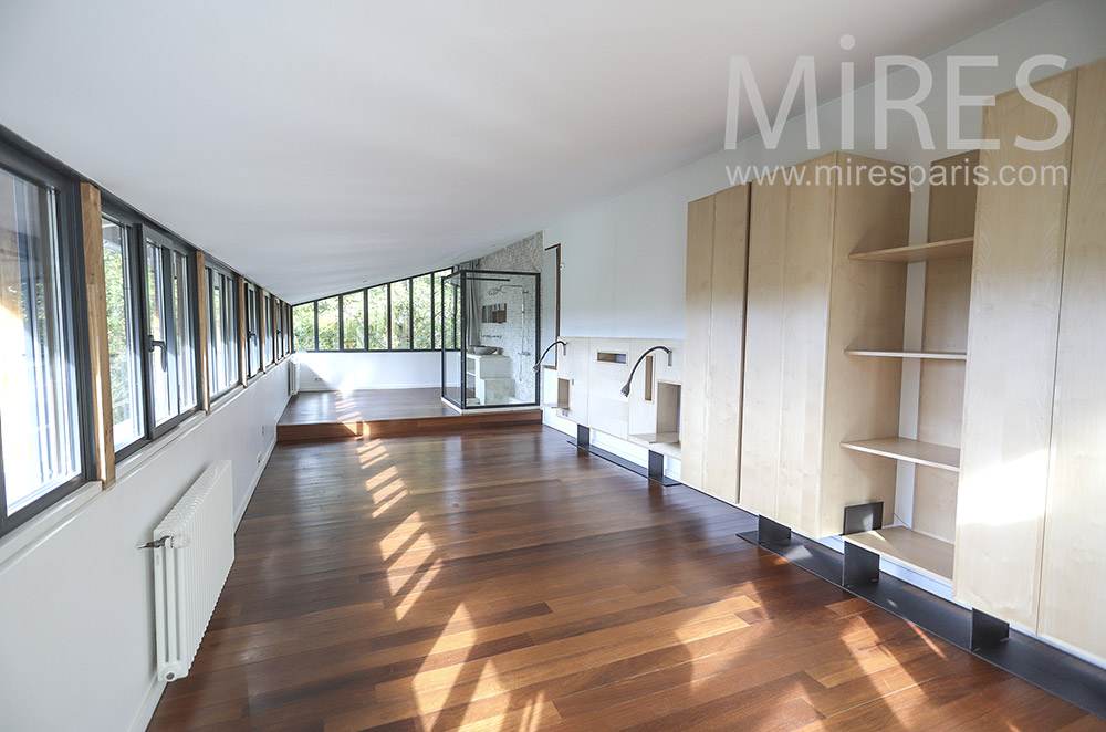 Grande chambre vide avec douche. C0300