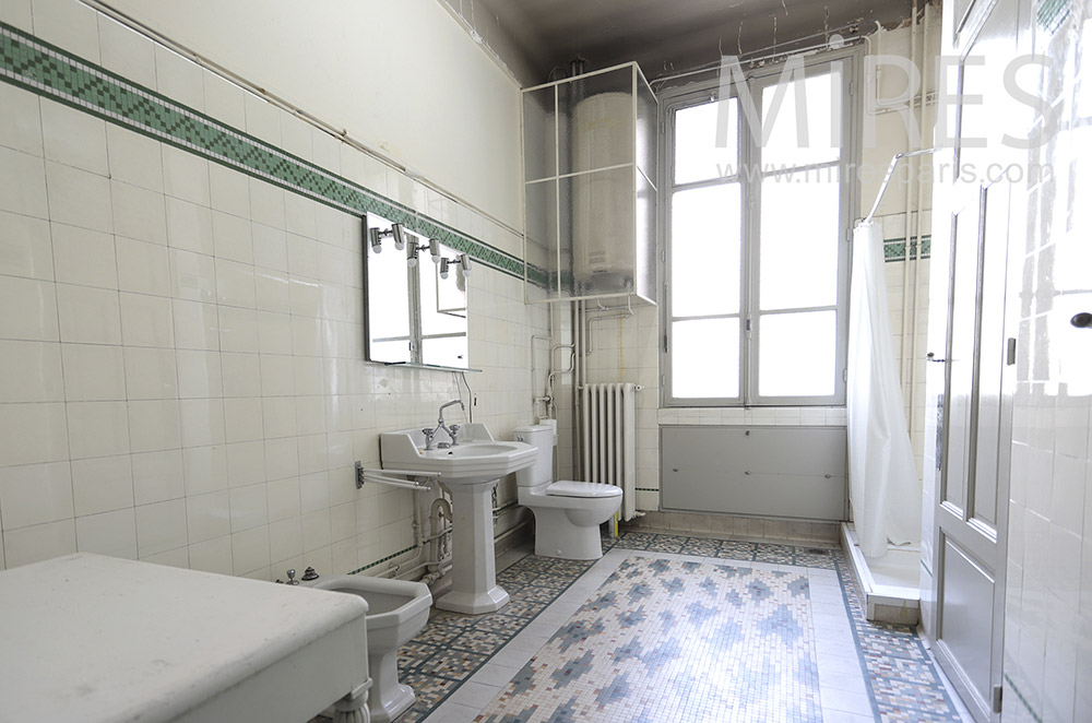 C1300 – Grande salle de bains ancienne