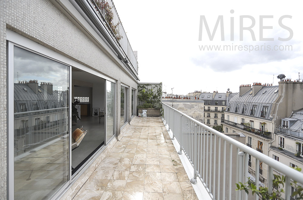 C1759 – Balcon terrasse, vue sur les toits de Paris