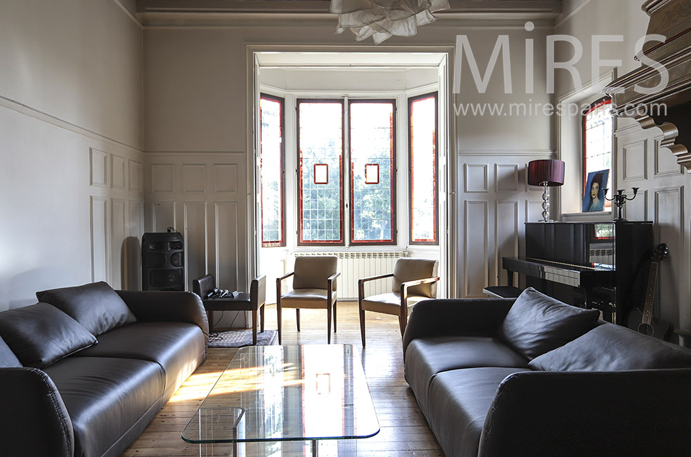 C1760 – Leather lounge with piano