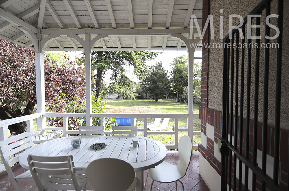 C1760 – Beautiful covered terrace