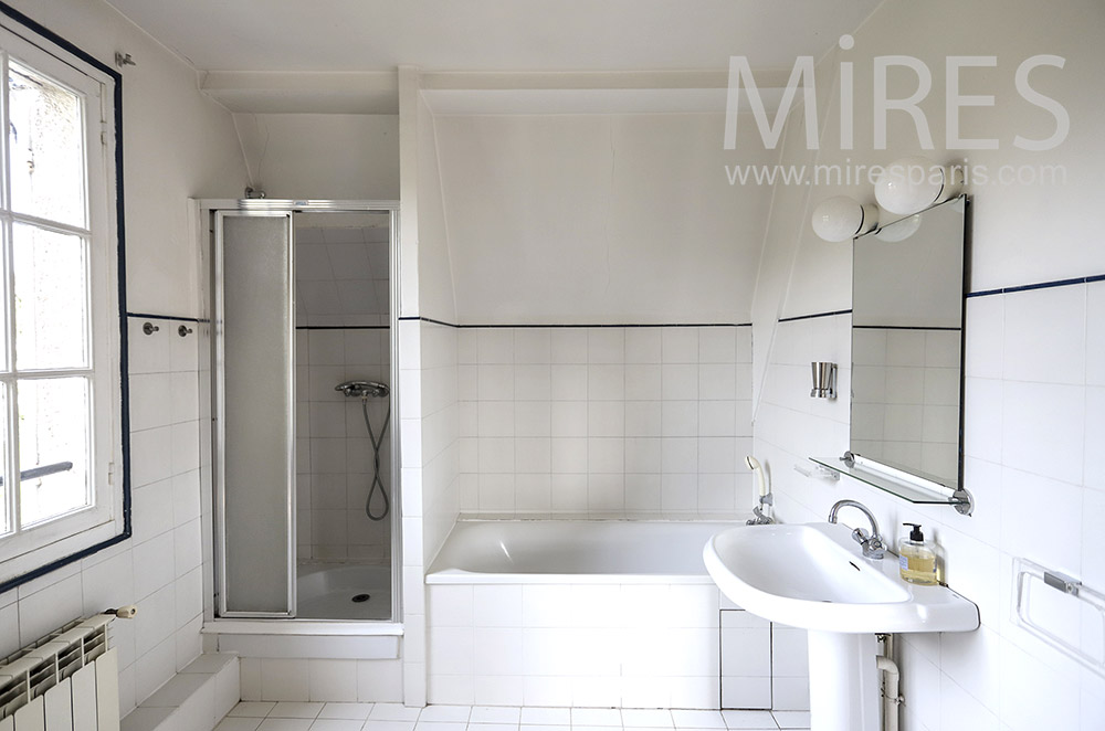 C1760 – White bathroom