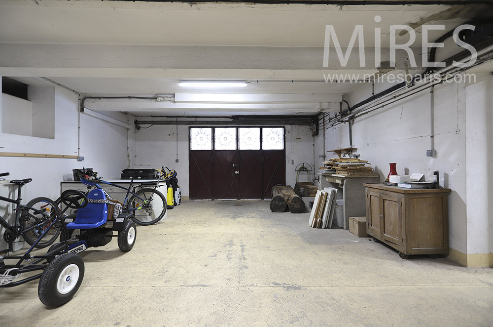 C1761 – Large garage