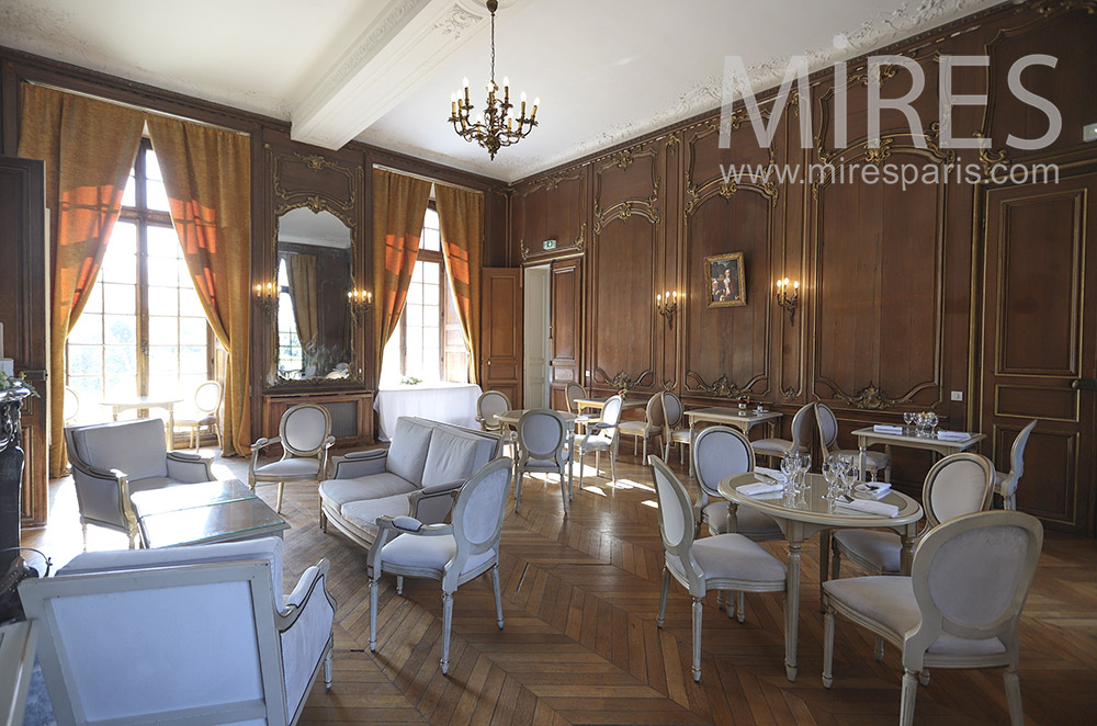 C1763 – Salle de restaurant, boiseries anciennes