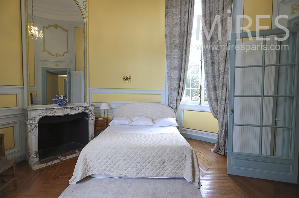 C1763 – Chambre jaune avec bains