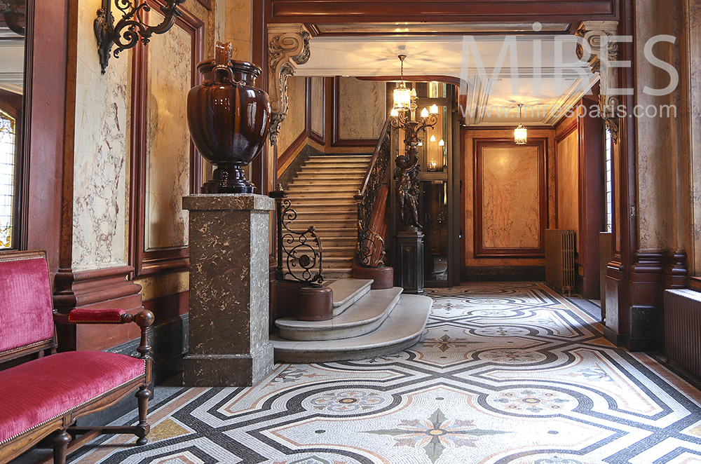 Grand escalier marbre et bois. C1765