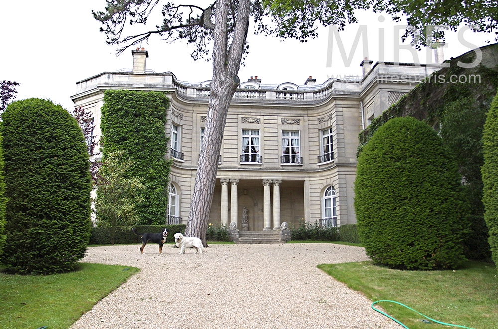 Belle villa néo-classique. C0723