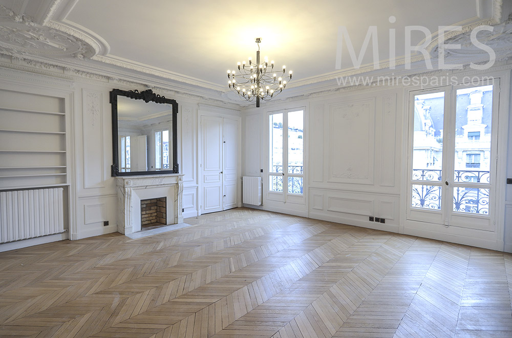 C1776 – Parisian empty apartment